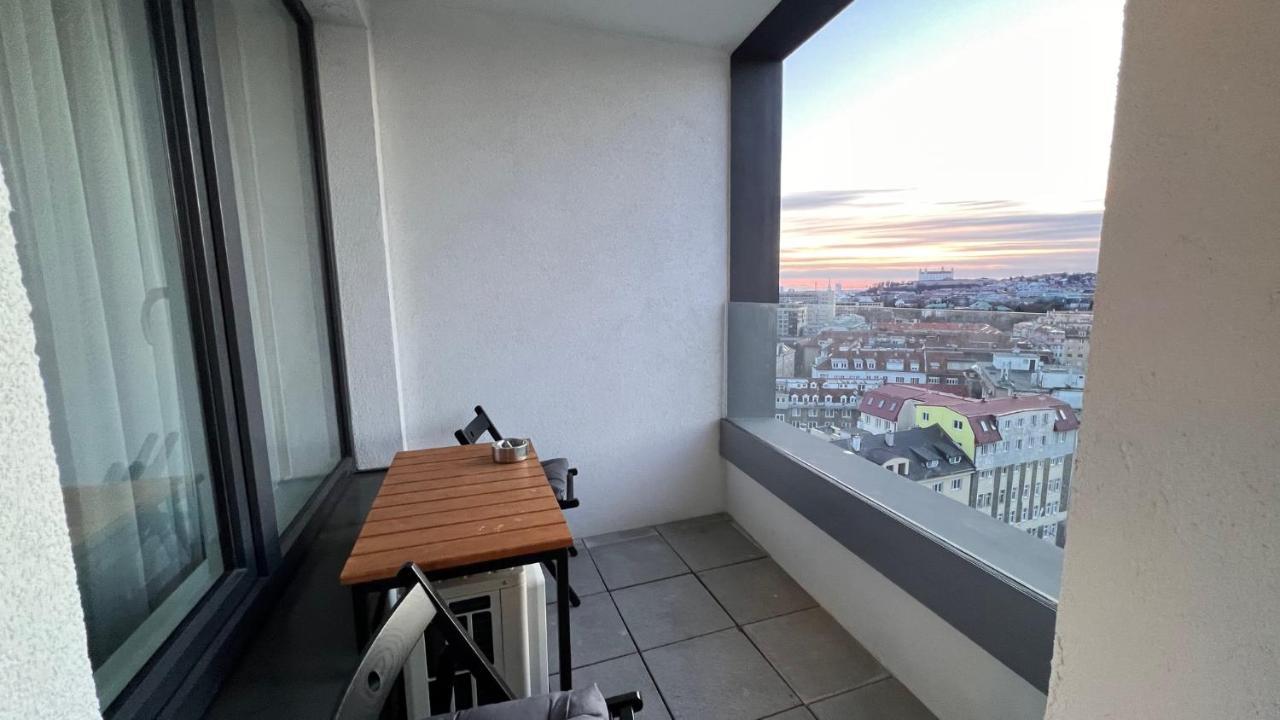 2 Room Apartment, With A View Of The Castle 브라티슬라바 외부 사진